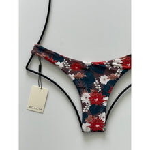 Close-up of Acacia Oslo Bottom in Buket showing detailed botanical floral pattern with red and ivory blooms